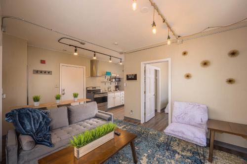 Downtown 2 Bedroom Apartment - Free Parking