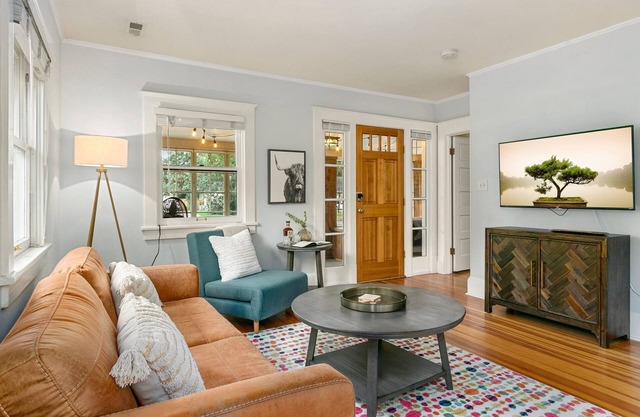 Downtown Abode w/Hot Tub – Walk to CSU & Old Town