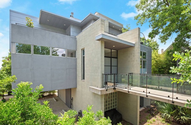 Downtown Austin Gem I Pet-friendly 4BR home w/fire pit & fenced yard