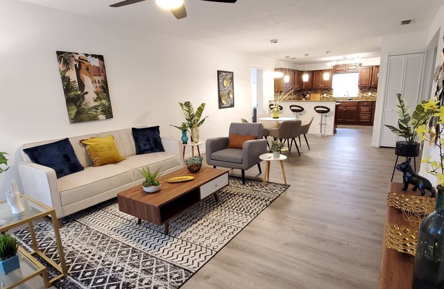 Downtown Bungalow by Lake Eola. Charming. Sleeps 10 near KIA center