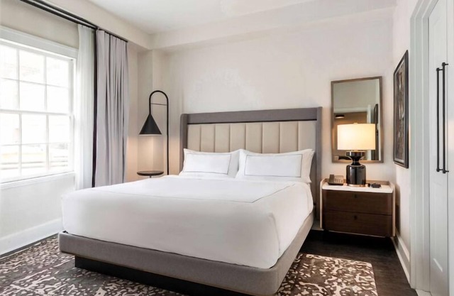 Downtown Charleston in Delight! Pet-friendly Property, Outdoor Swimming Pool!