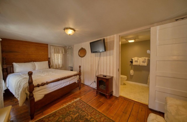 Downtown Four Poster Piedmont