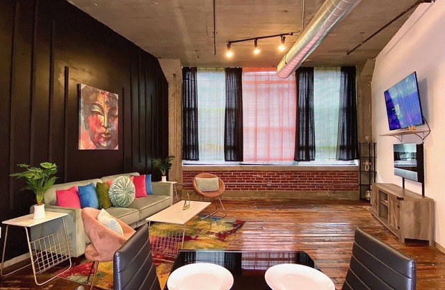 Downtown STL Lovely Loft w/Pool/Free Breakfast/Free Parking