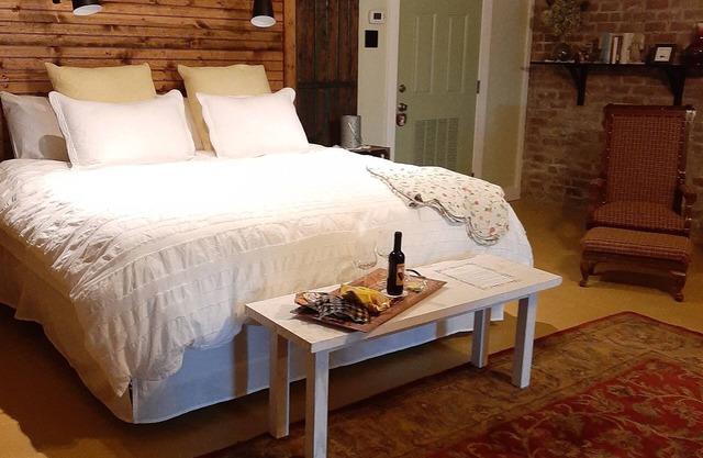 Downtown studio apartment walking distance to restaurants and shops