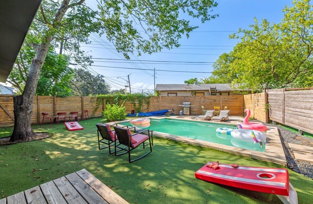 Dream Stay w/Pool & Hotub for up to 20 Guests, Mins to DT Austin!