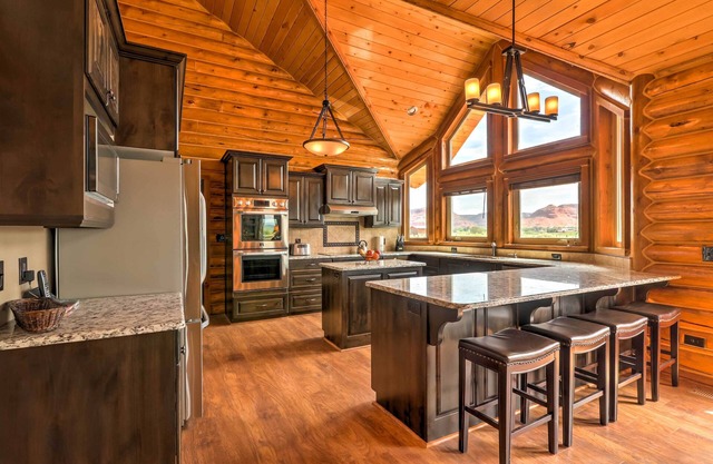 Dreamy Kanab Cabin w/Hot Tub & Panoramic Views!