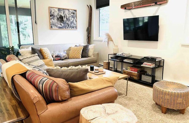 Dreamy & Private 2 bedroom Garden level suite with Sauna. Pet Friendly!