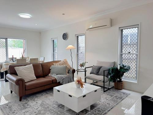 Dual Ensuite Coopers Plains Home by QEII, QSAC and Griffith Uni