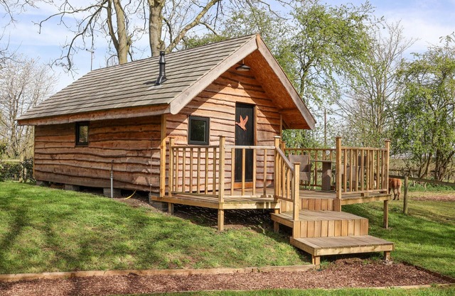 DUCK LODGE, romantic, character holiday cottage in Bedale