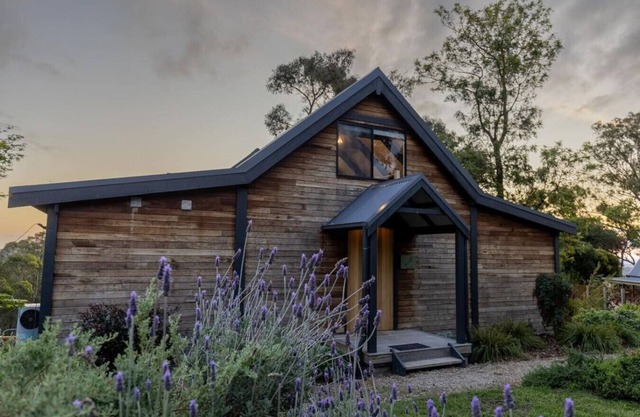 Duck`n Hill Barn & EV charge station