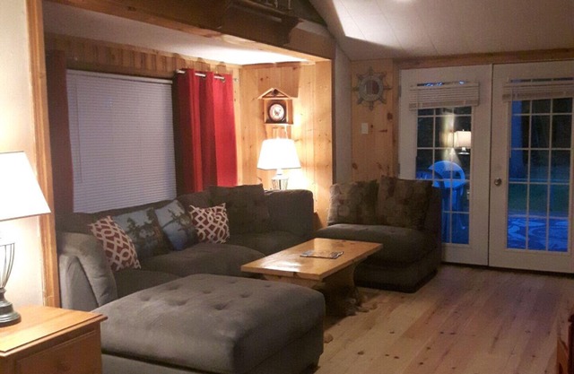 Dunlop Cozy Cottage (Kahshe Lake)