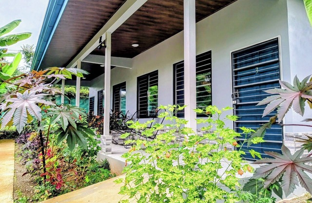 Duplex Sleeps 6 w/WiFi and AC-5 Mins Drive to Dominical Beach-30 Mins to Uvita