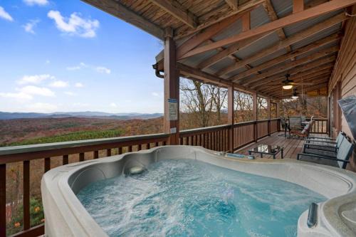 Eagles View Ridge - Gorgeous Mountain Views from the Hot Tub + Firepit