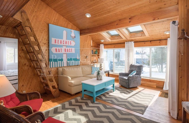 Easily sleeps 8 guests, 5 minute walk to beach