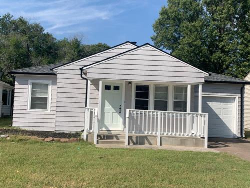 East Side 2BR - 1 BA Newly Remodeled Home