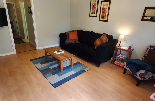 Easy Living! Fantastic central 2br/1ba apartment