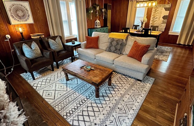 Ecusta Trail House- Dog Friendly- 1.5 miles from down town!