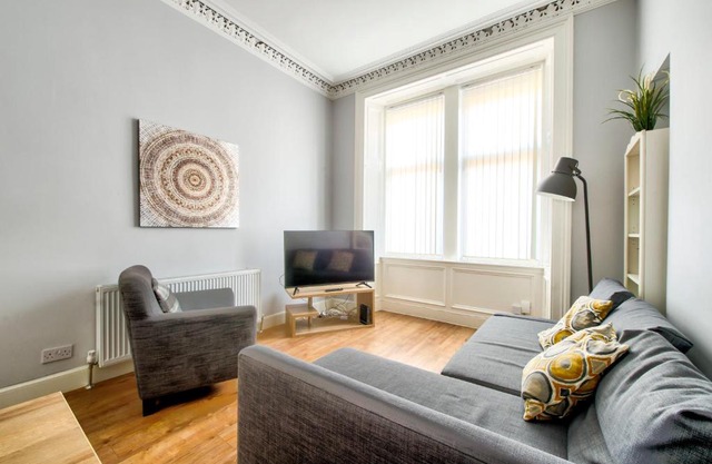 Edinburgh City Central Apartment Sleeps 6 Free Parking