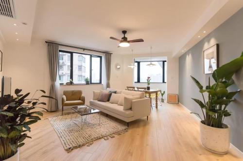 EHUB - Enjoy Shanghai Tower View with Floating Bed, near Yuyuan Garden and the Bund