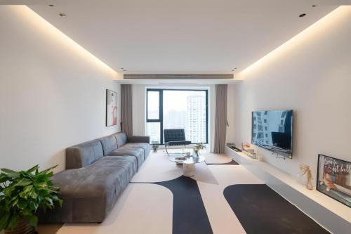 EHUB - Super Luxury Apt at the Bund Area with Big Balcony, Surrounded by Shopping & Dining