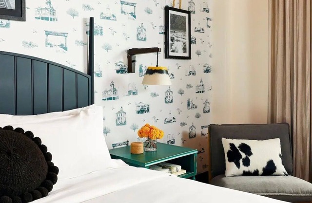 El Capitan Hotel Main Street King with Unique Dining Experiences