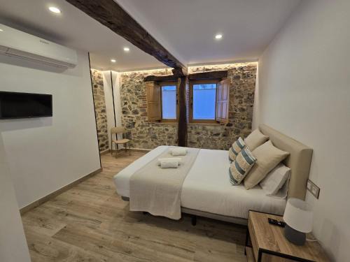 El Patio de Vespasiano-Calera- vistas a la iglesia junto al puerto