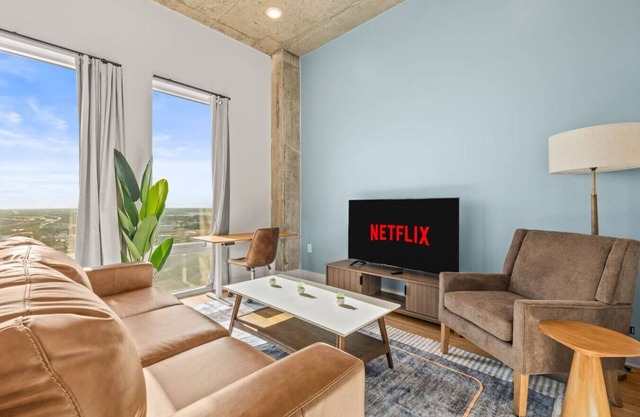 Elegant 1BR Walkable to Dining, Pool + Gym