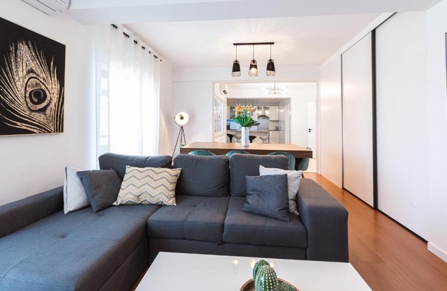 Elegant and spacious 3 bedroom 3 bath apartment 10 mins to the Sanctuary!!