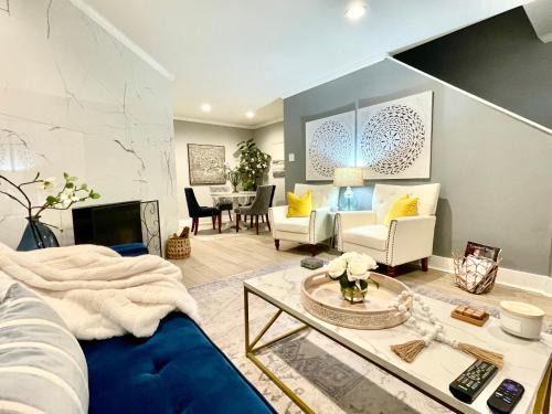 Elegant condo Two ensuite baths with gourmet kitchen near Mall of LA & LSU Top restaurant venues