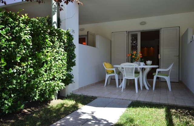 Elegant fully equipped apartment with shared pool and garage