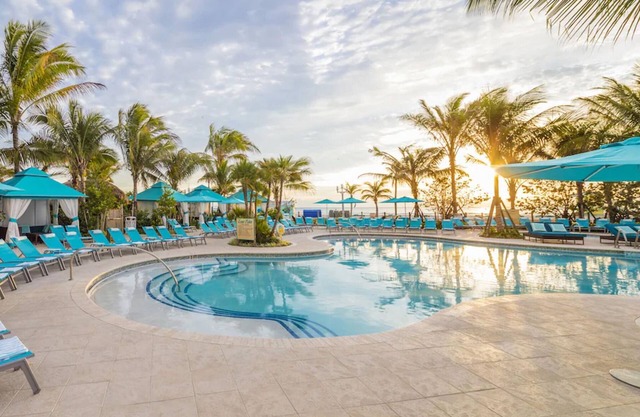 Elegantly Appointed Oceanview Room For a Luxurious Stay with Outdoor Pool