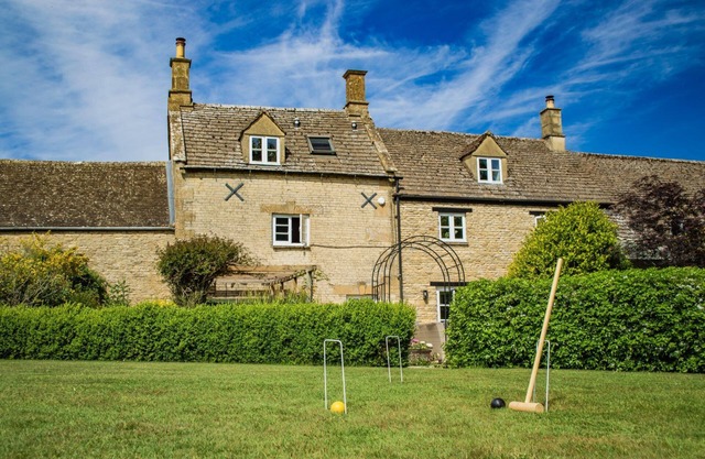 Elegantly furnished holiday home in the Cotswolds with a hot tub - Stonelands