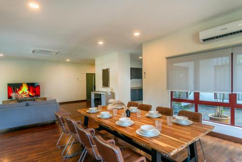 Embassy Villa by COBNB, Top Floor Unit at Ampang Hilir