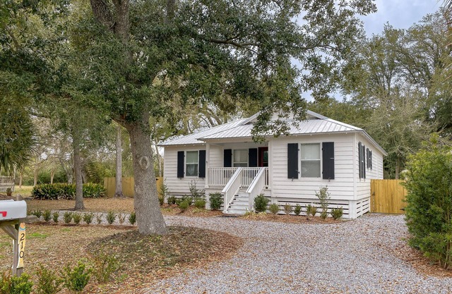 Ember Beach ~ charming cottage close to beaches