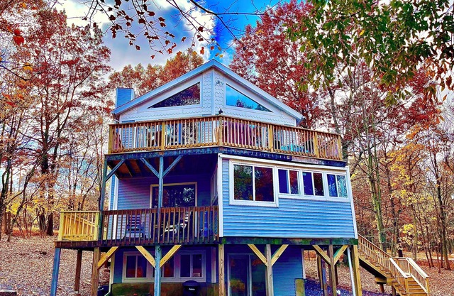 Embrace Autumn in the Poconos with a Relaxing Stay at Woodland Escape!