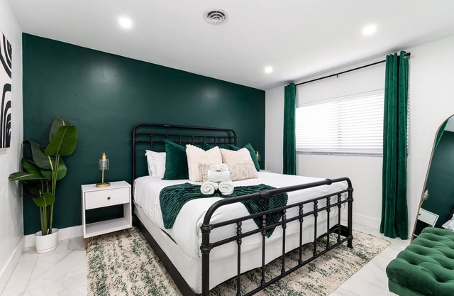 Emerald Oasis - Stylish 2BD Near Beach & Hwy I-95