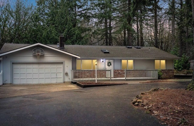 Enchanted Forest Retreat - 4Bedroom, 3bath 2250sf