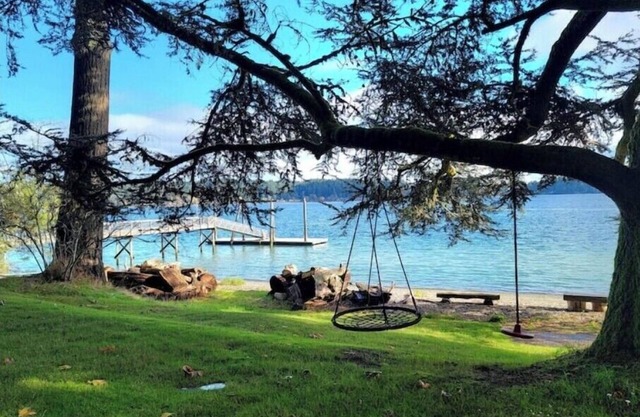 Enetai Beach House, stunning waterfront w/Dock, large deck and tennis courtn