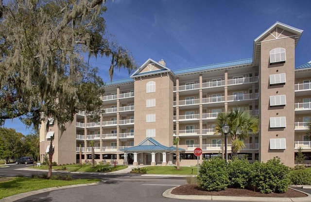 Enjoy complimentary 18 hole round golf everyday, Outdoor pool, and lazy river.