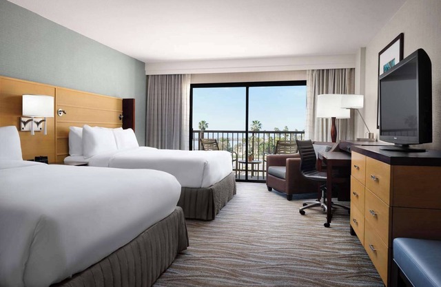 Enjoy Homey Comfort! Pet-Friendly Stay Close to Hermosa Beach Pier