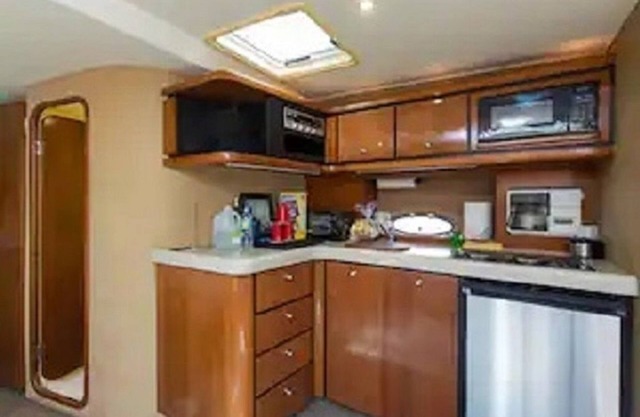 Enjoy relaxing stay on beautiful air conditioned 40' yacht.