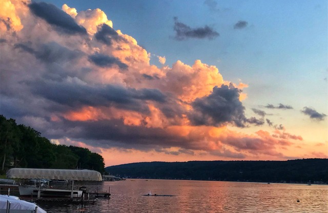 Enjoy spectacular sunsets on the Keuka Wine Trail! Charming & pet friendly!