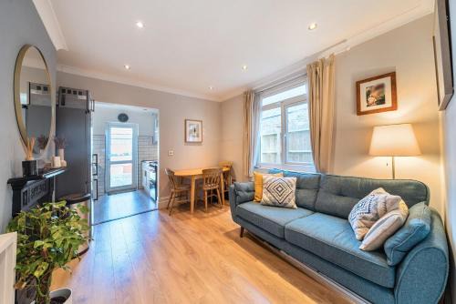 Entire Modern Apartment with Garden Near Underground Station