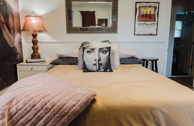 Entire place/Free parking-Minutes from Downtown