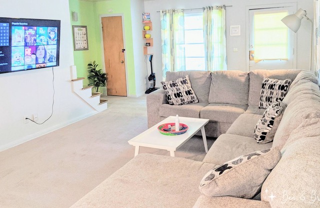 Entire Upscale 1King-2Queen Townhouse 🔼 PING PONG & AIR HOCKEY 🔼 55"TV