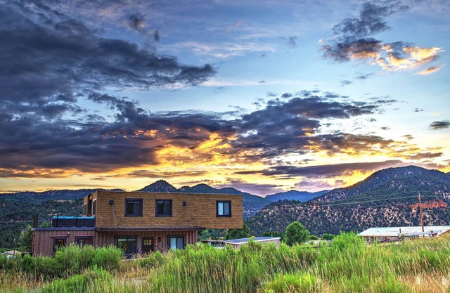 Envase Casa Container House Between Bryce & Zion
