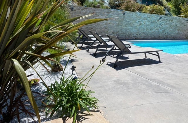 Escapade Provençale Villa with Pool, Garden and Comfort for 8.