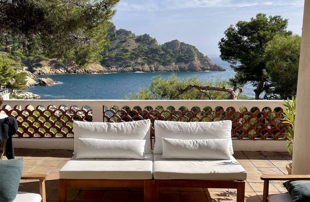 Exceptional waterfront villa, pool, sea view and unique cove