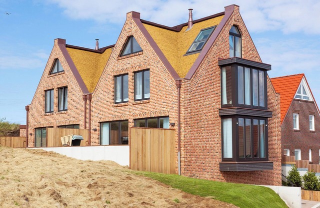 Exclusive thatched house on the beach access - luxury & comfort for up to 8 people