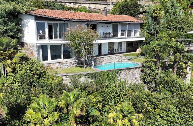 Exclusive Villa Paradiso with Heated Pool, Sauna and Stunning Lake Views